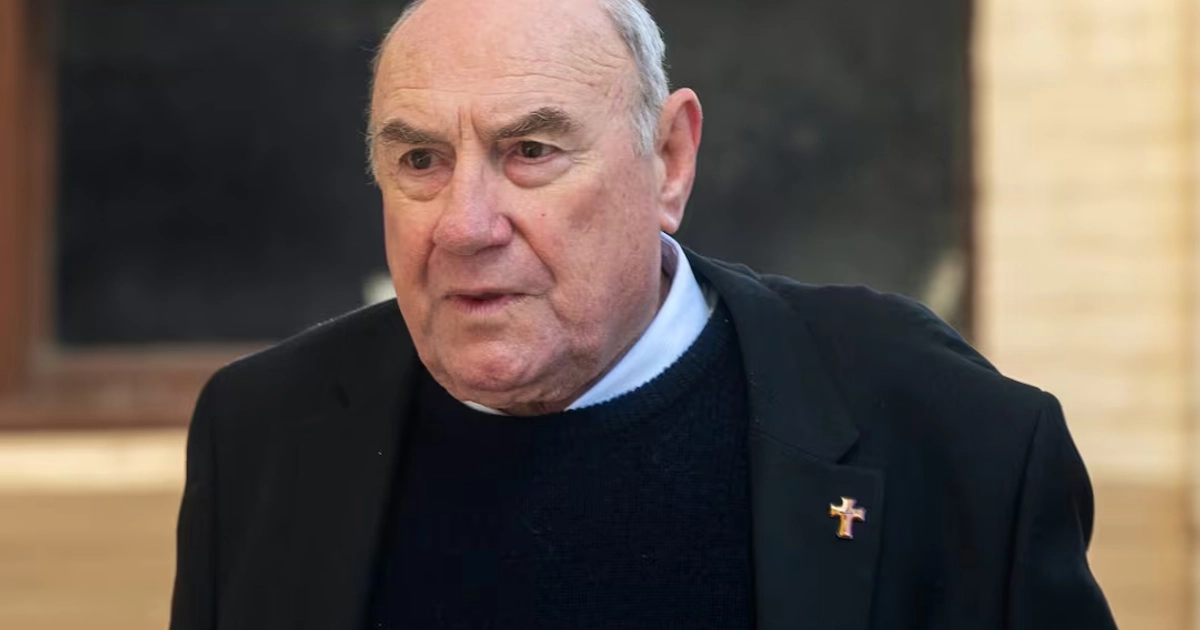 El exobispo de Broome Christopher Alan Saunders a su llegada a la corte de distrito de Australia Occidental en Perth, Australia, el 11 de agosto de 2026. (07/10/26) Foto: AP
