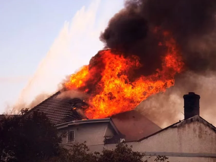 Un tejado envuelto en llamas se observa durante el incendio en San Juan Capistrano, California Foto: AP