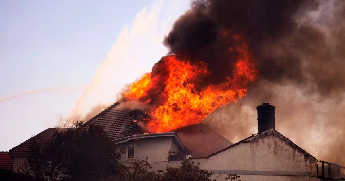 Un tejado envuelto en llamas se observa durante el incendio en San Juan Capistrano, California Foto: AP