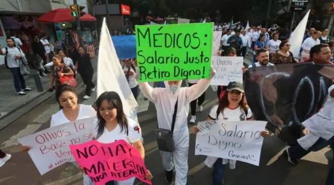 “Los héroes del COVID, ya volvimos a salir”;  al ritmo de «La Carencia» trabajadores del IMSS marchan en la CDMX