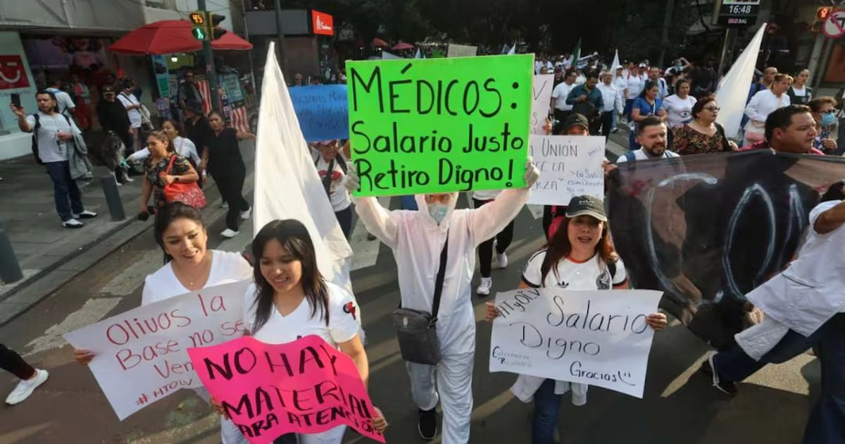 Trabajadores del IMSS marchan por las calles de la CDMX (13/10/2026). Foto: Luis Camacho / EL UNIVERSAL