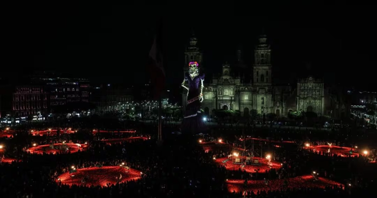 Inauguración de la Catrina más grande del mundo en el Zócalo capitalino. 29/10/2026. | Foto: Gabriel Pano/El Universal.