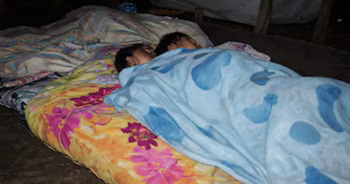 Entre colchones, sábanas y frazadas, residentes de las comunidades afectadas intentaron descansar mientras los movimientos sísmicos continuaban sacudiendo la península de Azuero. Captura de video de Telemetro