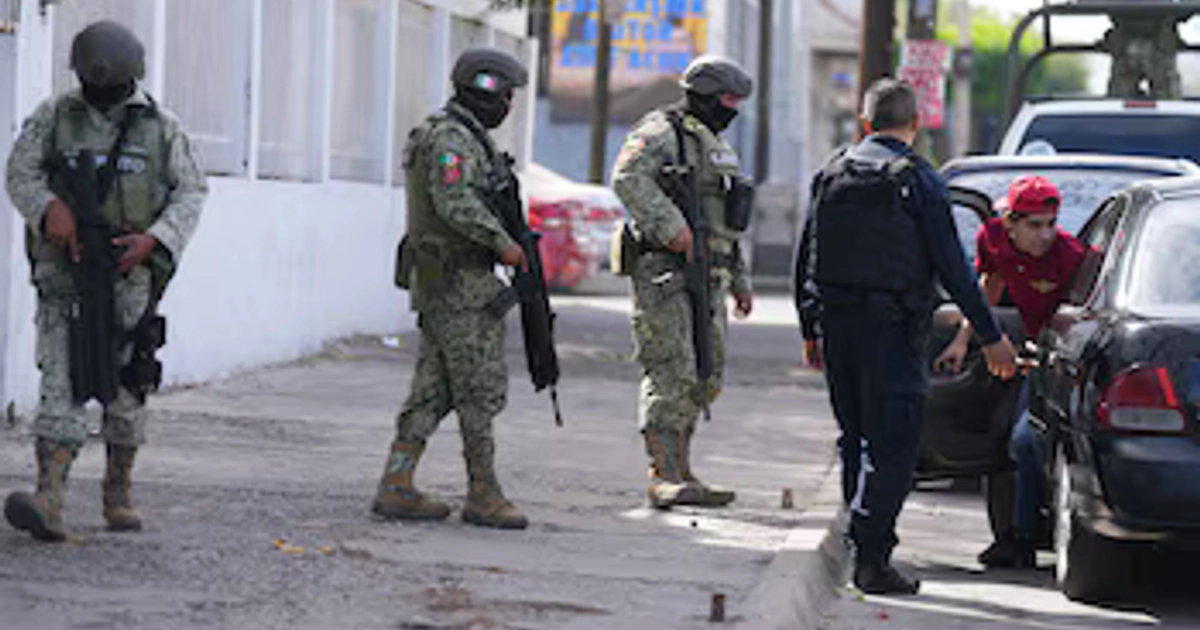 Policías y soldados revisan a conductores en un control de seguridad en Culiacán, en el estado de Sinaloa, México, el miércoles 26 de febrero de 2025. (AP Foto/Fernando Llano)