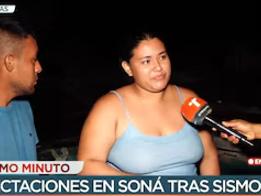 El padre de familia y varios vecinos rescataron a un niño atrapado debajo de una cama. (Captura de Telemetro)