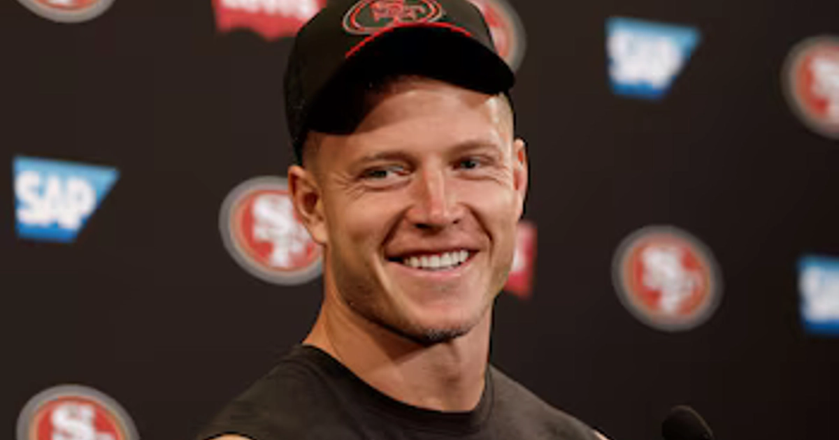 El corredor de los 49ers de San Francisco, Christian McCaffrey, habla en la conferencia de prensa tras el partido de la NFL contra los Miami Dolphins en Santa Clara, California, el domingo 20 de septiembre de 2026. (Foto AP/Kelley L. Cox)