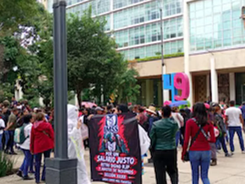 Manifestantes mantienen cerrados los carriles laterales de Paseo de la Reforma. Crédito: X / @OVIALCDMX