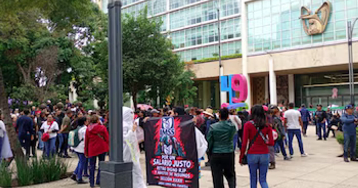 Manifestantes mantienen cerrados los carriles laterales de Paseo de la Reforma. Crédito: X / @OVIALCDMX