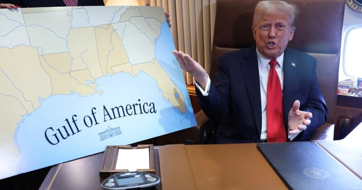 FOTO DE ARCHIVO: El presidente de Estados Unidos, Donald Trump, habla con los periodistas tras firmar una proclamación que cambia el nombre del Golfo de México por el de Golfo de América, mientras sobrevuela el golfo a bordo del Air Force One de camino a Nueva Orleans para asistir al Super Bowl. 9 de febrero de 2025. REUTERS/Kevin Lamarque/Archivo
