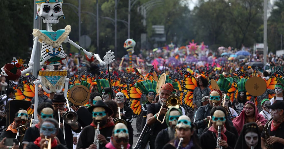 CIUDAD DE MÉXICO, 01NOVIEMBRE2025.- Miles de comparsas y artistas participaron en la edición 2025 del Desfile de Día de Muertos que el gobierno capitalino organiza con motivo de las celebración de los Fieles Difuntos FOTO: GALO CAÑAS/CUARTOSCURO.COM