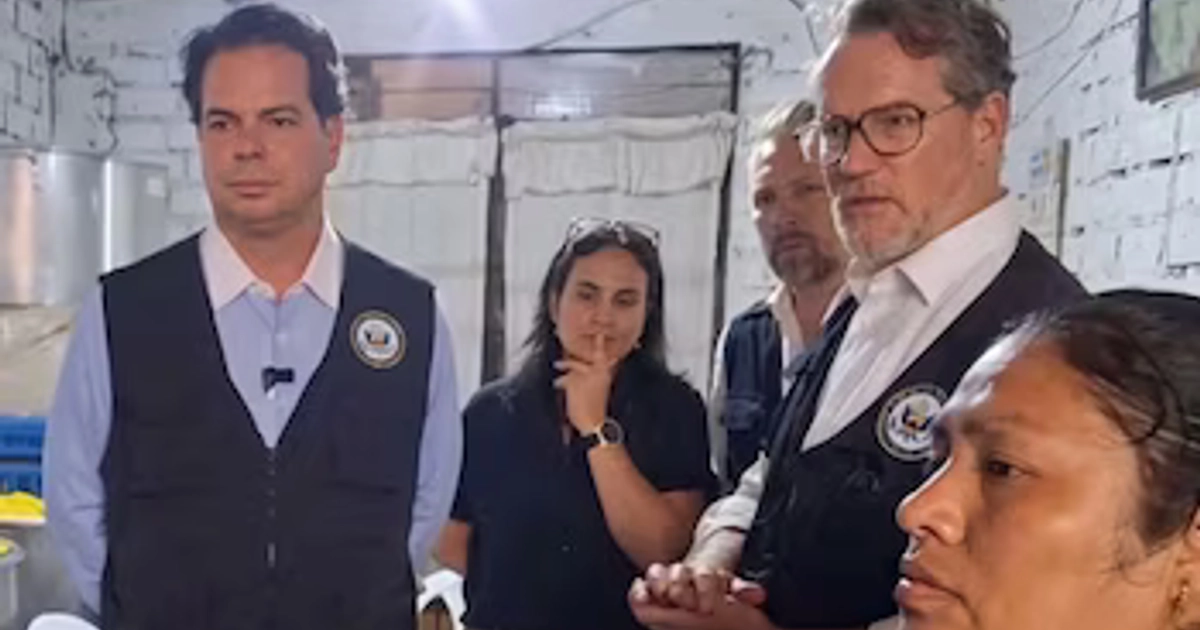 El diplomático Bernie Navarro y el funcionario Ryan Shrum escuchan a residentes locales durante una actividad de asistencia humanitaria de Estados Unidos. (Embajada de USA en Perú)