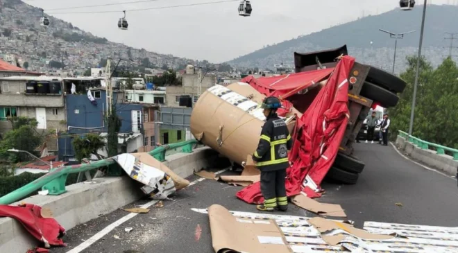 Volcadura de tráiler cargado con cartón colapsa la autopista México-Pachuca con filas de hasta 4 kilómetros