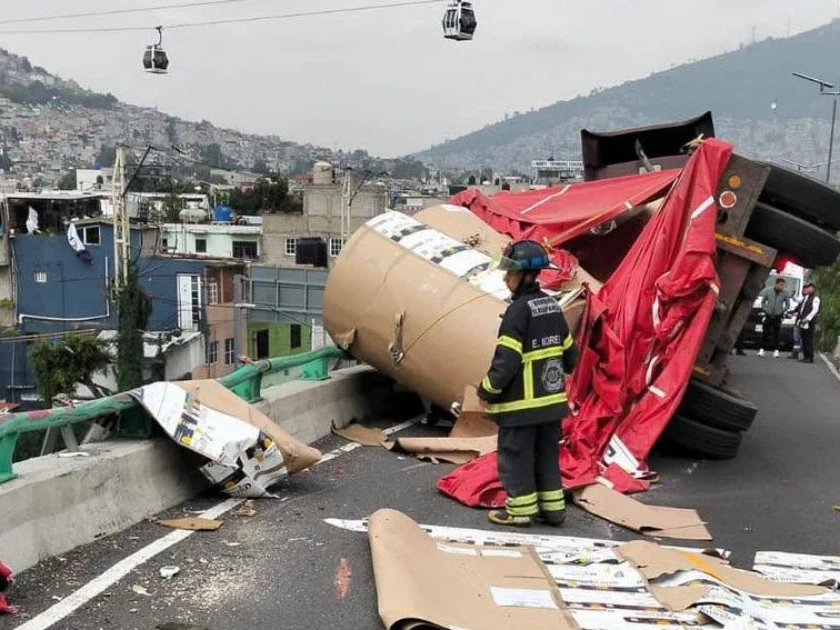 Volcadura de tráiler cargado con cartón colapsa la autopista México-Pachuca con filas de hasta 4 kilómetros