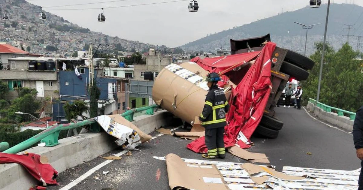 Volcadura de tráiler cargado con cartón colapsa la autopista México-Pachuca con filas de hasta 4 kilómetros