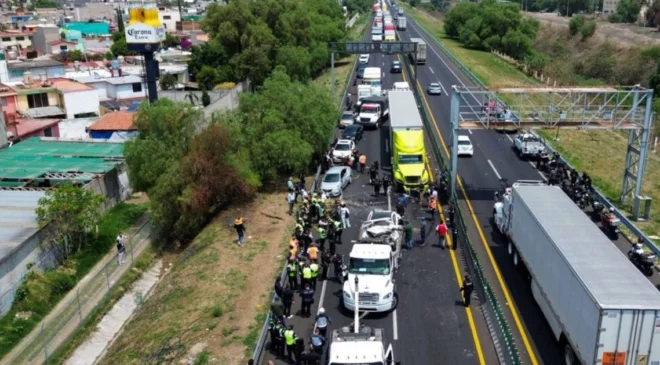 Carambola deja un hombre prensado en Circuito Exterior Mexiquense