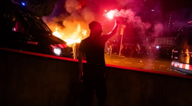 VIDEO: No sólo en Francia; incendios, saqueos y enfrentamientos llegan a una protesta juvenil en Barcelona