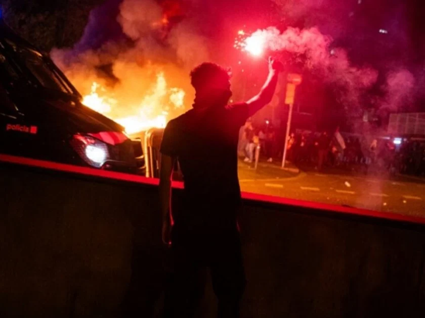 Se registran disturbios, ahora en Barcelona. Foto: AFP