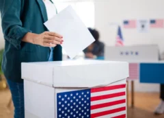 Votante realizando su voto