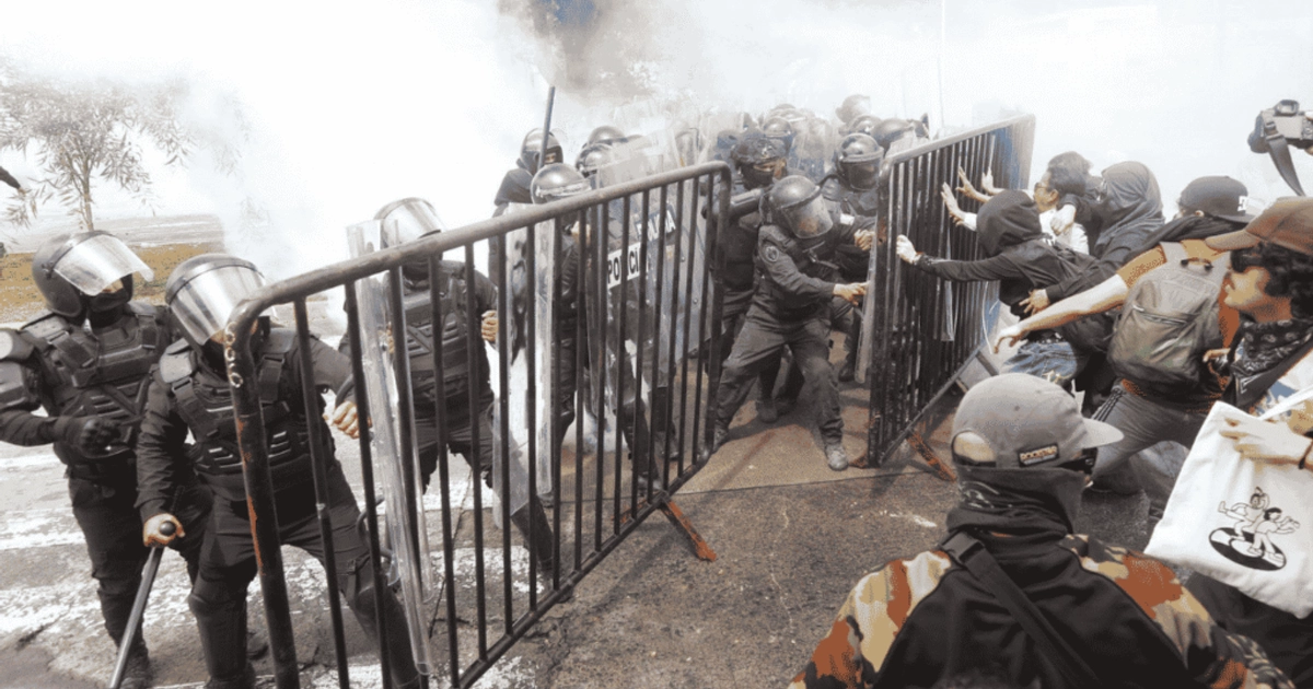 Detenidos en marcha por agua. Foto: Cuartoscuro