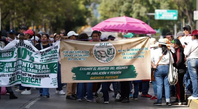 Trabajadores del IMSS declaran paro nacional y cierran clínicas en CDMX