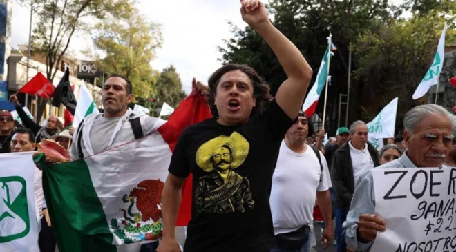 Trabajadores del IMSS protestan frente a Palacio Nacional