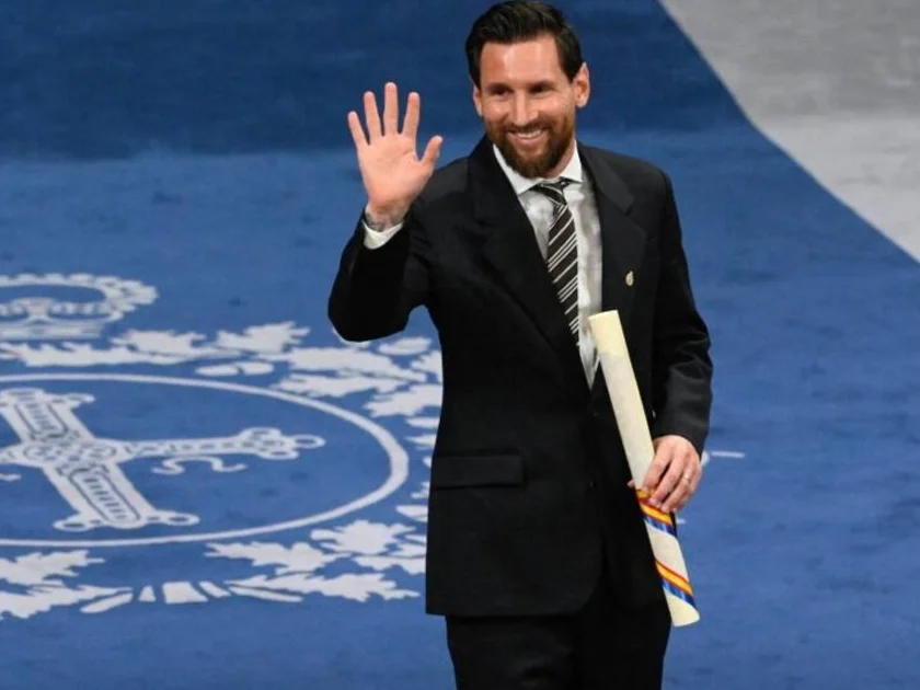 Messi recibe reconocimiento. Foto: AFP