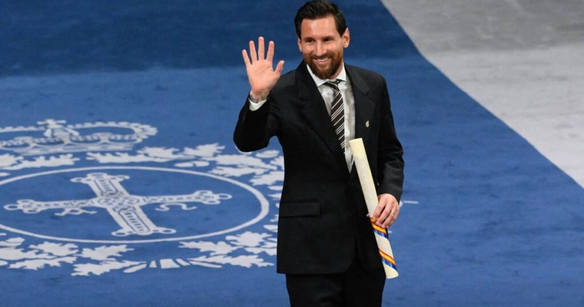 Messi recibe reconocimiento. Foto: AFP