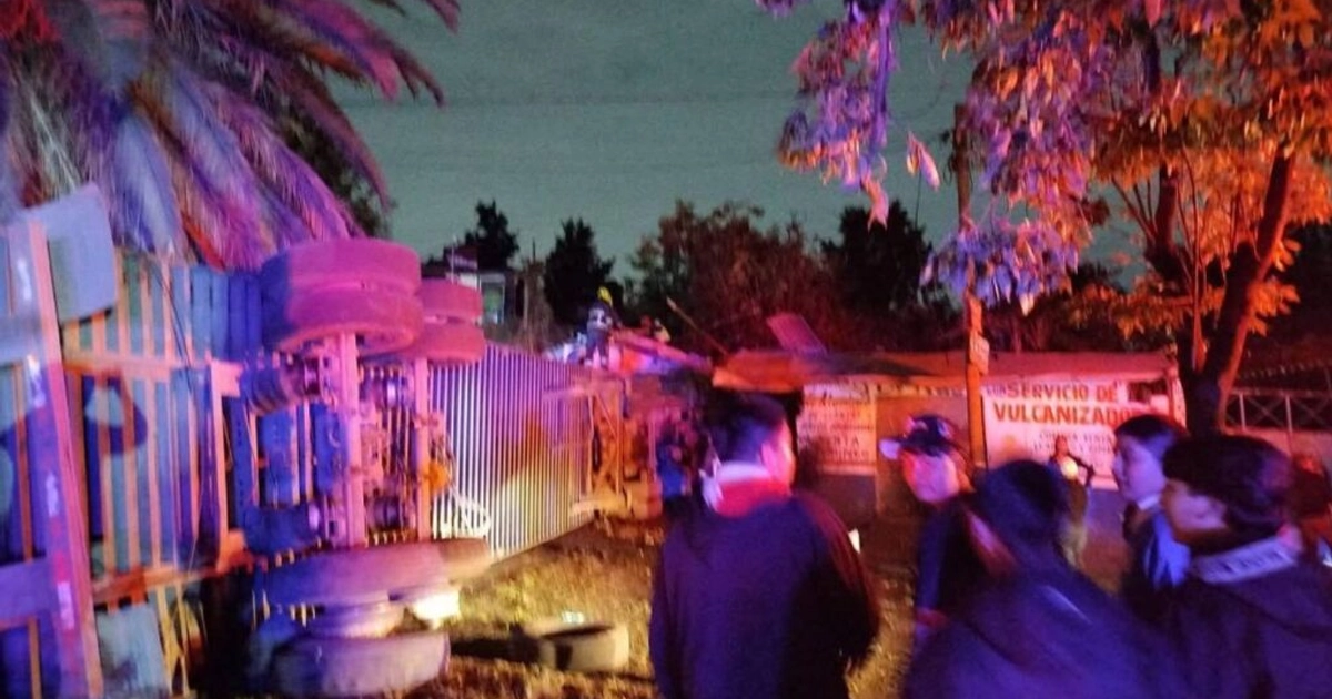 Tráiler choca contra una casa en Edomex: el conductor quedó atrapado y fue rescatado por cuerpos de emergencia.