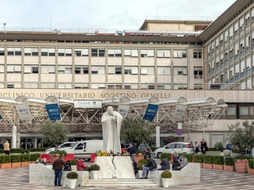 El Papa León XIV llega al hospital