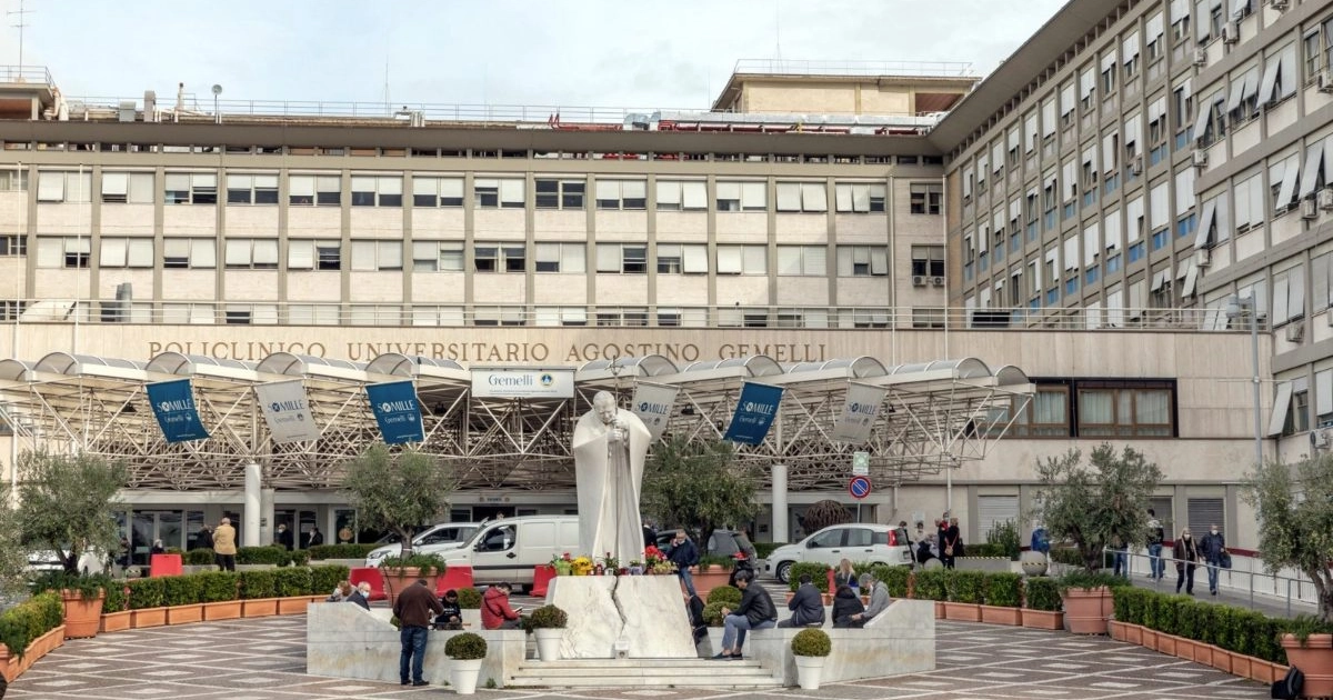 El Papa León XIV llega al hospital