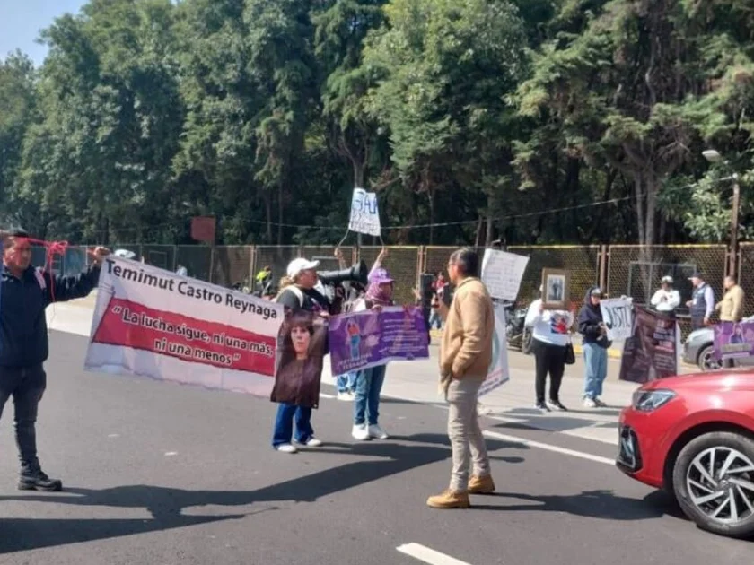 Mujeres y madres de desaparecidas bloquean Periférico Norte. Foto: Fernando Cruz