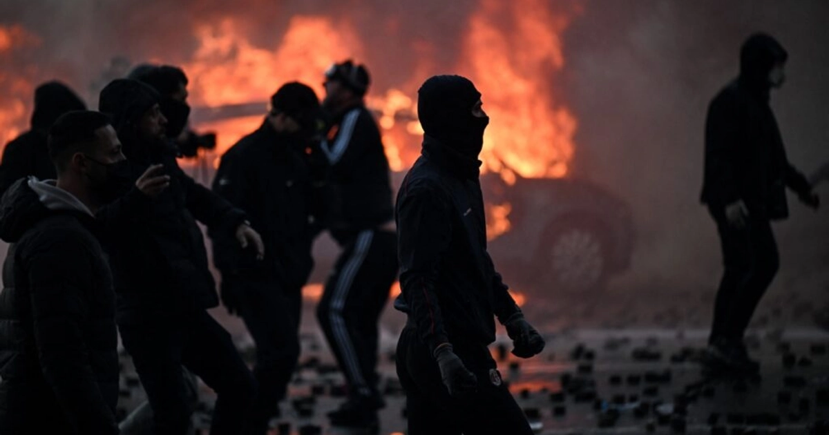 Incendios en medio de protestas en Albania. Foto: AFP