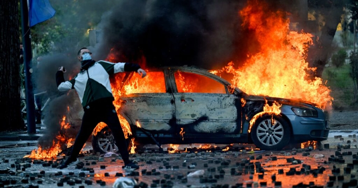 Incendios en medio de protestas en Albania. Foto: AFP