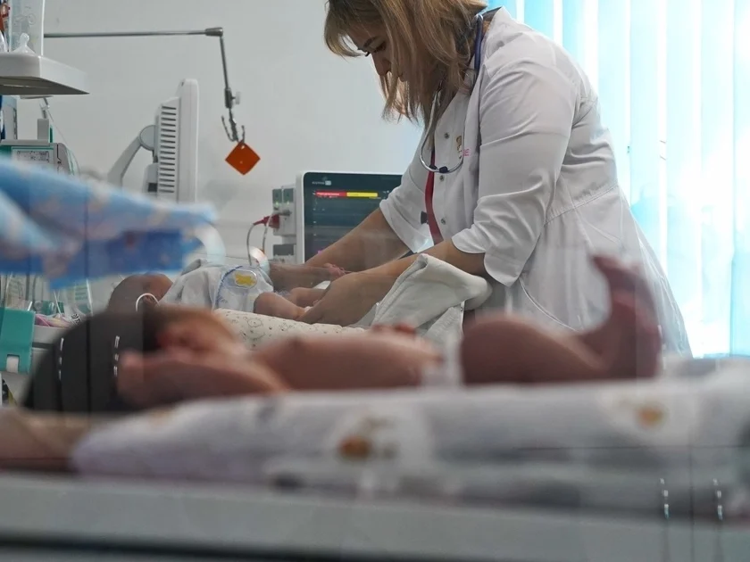 Ilustración de hospital y casos relacionados con bebés fallecidos en Jalisco.