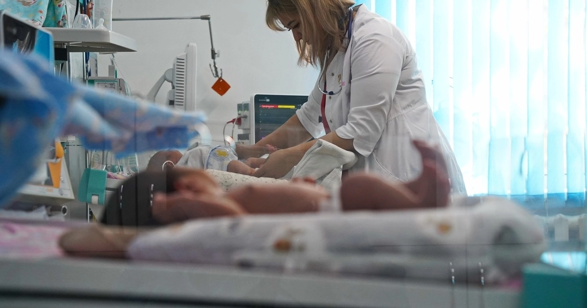 Ilustración de hospital y casos relacionados con bebés fallecidos en Jalisco.