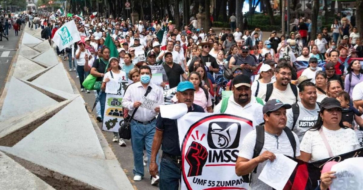 Marcha de trabajadores del IMSS por calles de la CDMX