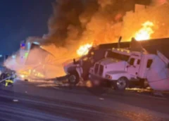 Arde la México-Toluca: tráiler choca contra bloqueo de transportistas y quema 4 unidades