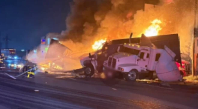 Arde la México-Toluca: tráiler choca contra bloqueo de transportistas y quema 4 unidades
