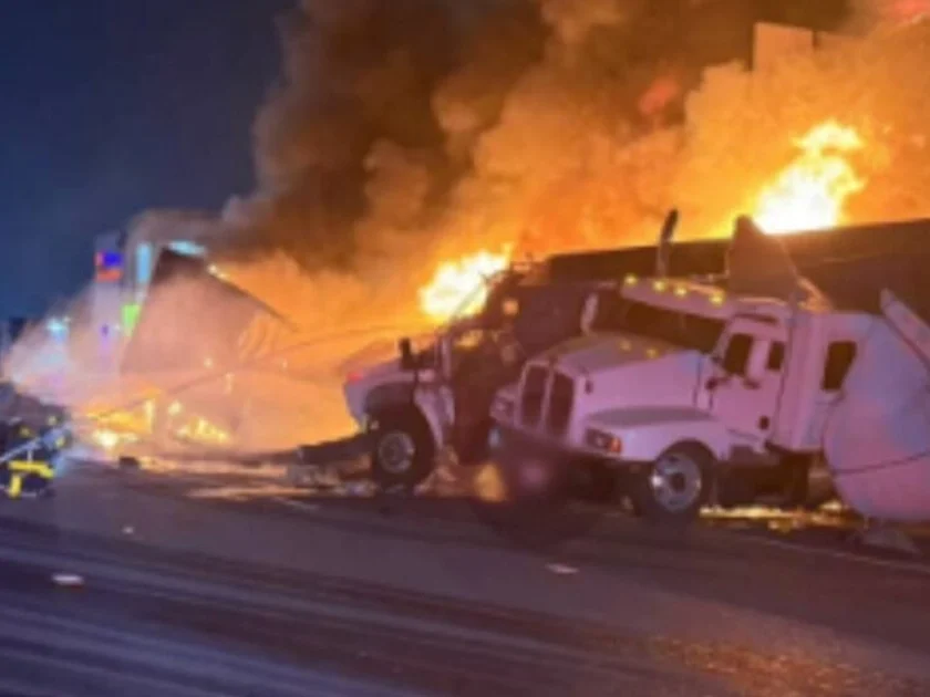 Un tráiler chocó contra vehículos de un bloqueo. Foto: Guardia Nacional Carreteras