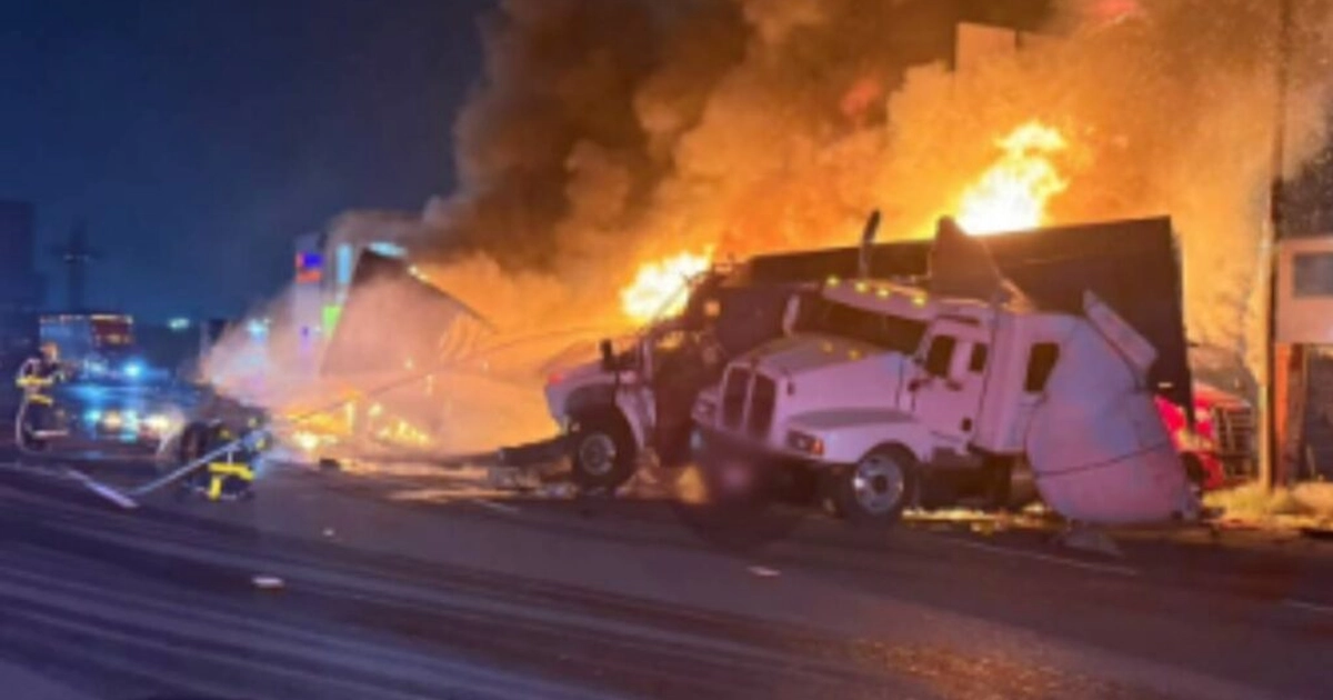 Un tráiler chocó contra vehículos de un bloqueo. Foto: Guardia Nacional Carreteras