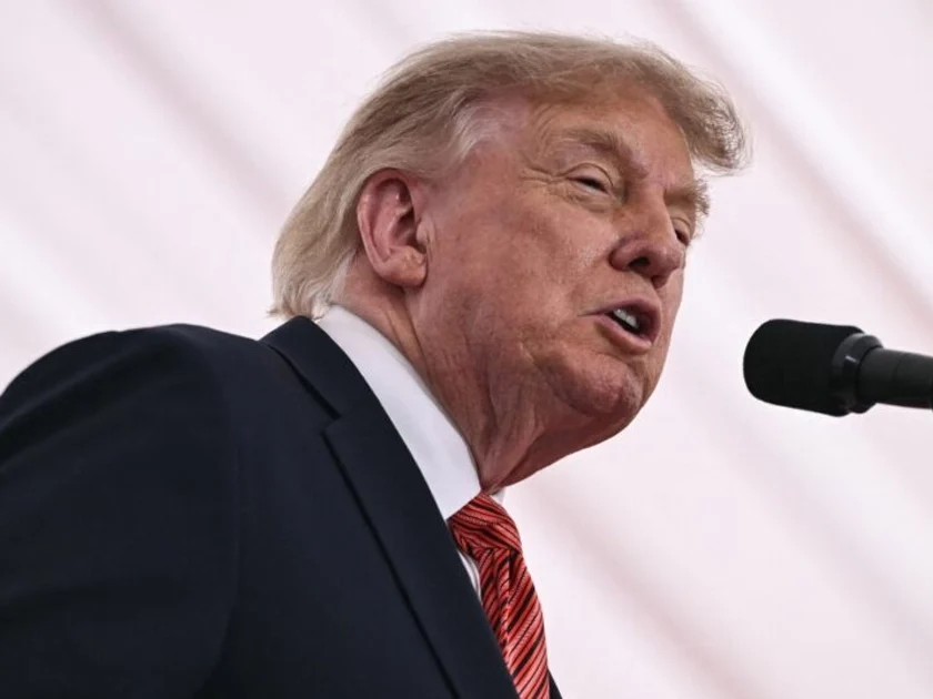 Trump brindando un discurso