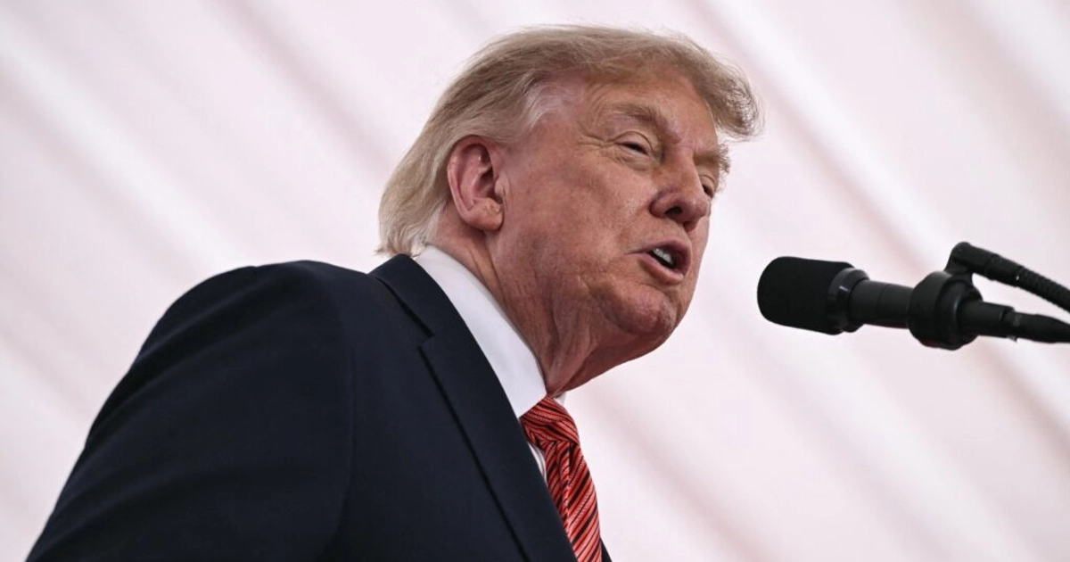 Trump brindando un discurso